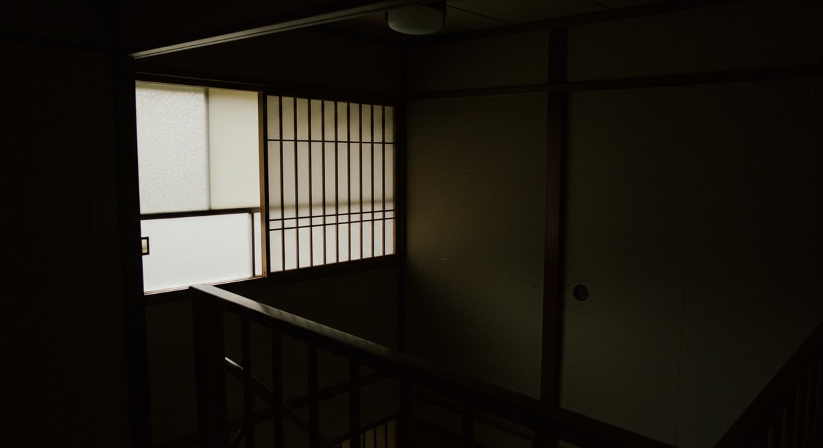 玄関開けてすぐ階段 霊